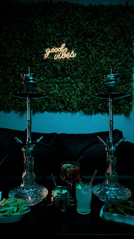 Shisha-Lounge mit "Good Vibes" Neonschild.