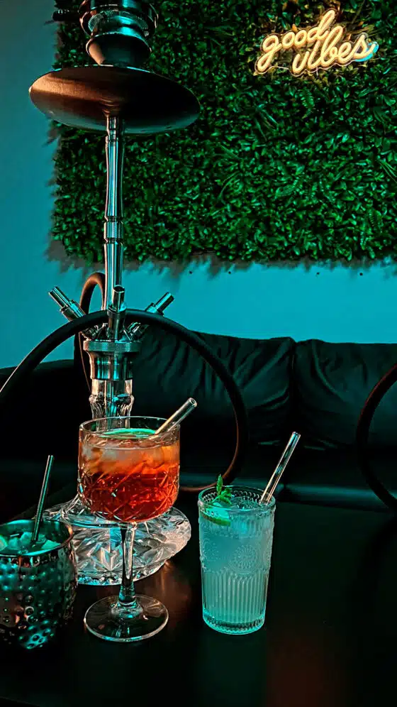 Shisha und Cocktails auf Tisch